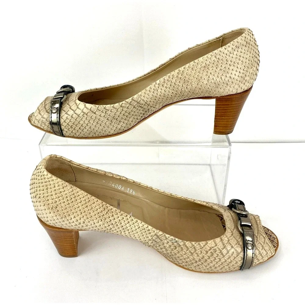 AGL Luxury Pumps Heels Women's 9 M Embossed Open Toe Beige 39.5 Shoes $385 Orig.